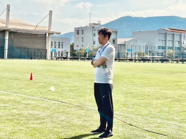 影片中的每个;问题学生的产生都与社会、家庭和个人所带来的压力有很大关系